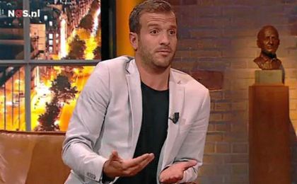 Van der Vaart ,en la televisión holandesa ´NOS´. Van der Vaart ,en la televisión holandesa ´NOS´.