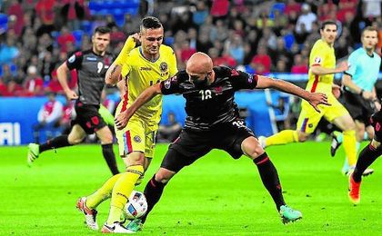 El albanés Ajeti corta el avance de Andone, que alargó su curso para jugar con Rumanía en la Euro. El albanés Ajeti corta el avance de Andone, que alargó su curso para jugar con Rumanía en la Euro.