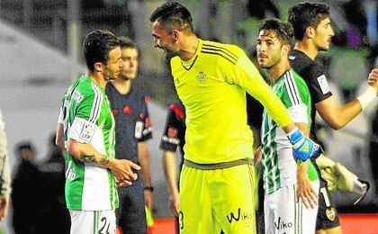 A los agentes de Adán les agradaría que su sueldo se acercara a su rol en el equipo. A los agentes de Adán les agradaría que su sueldo se acercara a su rol en el equipo.