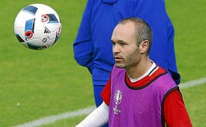 Andrés Iniesta en un entrenamiento de la selección española. Andrés Iniesta en un entrenamiento de la selección española.