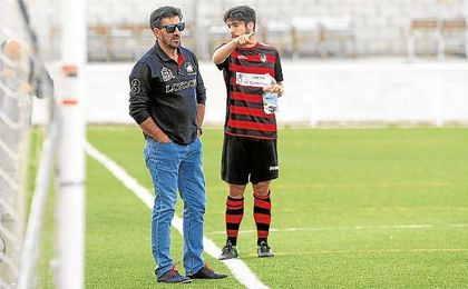Diego Román trató en la tarde de ayer su renovación como entrenador del Gerena. Diego Román trató en la tarde de ayer su renovación como entrenador del Gerena.