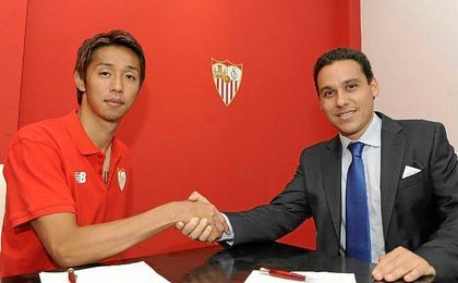 Kiyotake, junto a José María del Nido Carrasco, tras firmar su contrato con el Sevilla F.C. Kiyotake, junto a José María del Nido Carrasco, tras firmar su contrato con el Sevilla F.C.