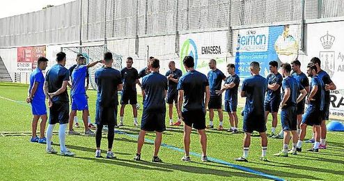 La plantilla del Alcalá durante el primer entrenamiento de la pasada pretemporada. La plantilla del Alcalá durante el primer entrenamiento de la pasada pretemporada.