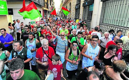 Sevilla quiere seguir en la Liga Endesa y saldrá a la calle para pedirlo. Sevilla quiere seguir en la Liga Endesa y saldrá a la calle para pedirlo.