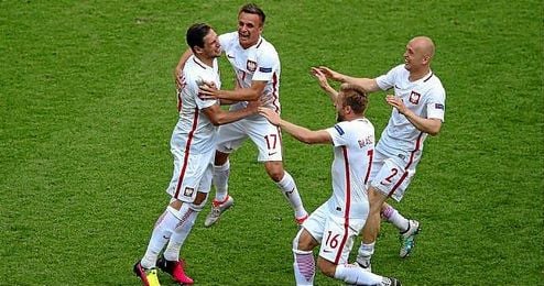 Krychowiak, abrazado por sus compañeros tras marcar el penalti decisivo. Krychowiak, abrazado por sus compañeros tras marcar el penalti decisivo.