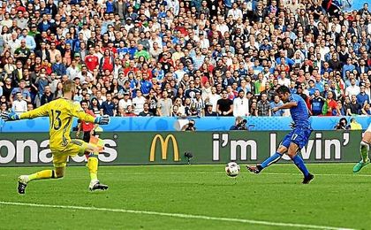 Pelle, en el mano a mano ante De Gea. Pelle, en el mano a mano ante De Gea.