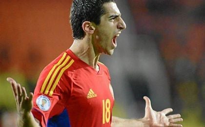 Mkhitaryan, jugando para Armenia, estaría cerca de continuar vistiendo de rojo en su nuevo club, el United. Mkhitaryan, jugando para Armenia, estaría cerca de continuar vistiendo de rojo en su nuevo club, el United.
