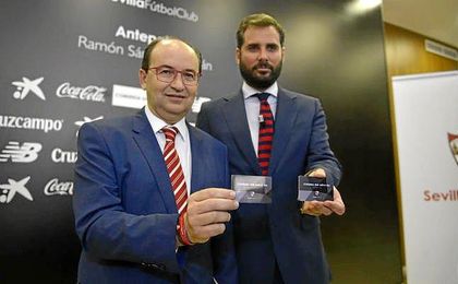 José Castro, junto a Ramón Loarte, en la campaña de abonados de la pasada temporada. José Castro, junto a Ramón Loarte, en la campaña de abonados de la pasada temporada.
