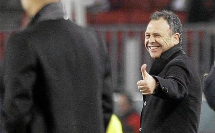 Caparrós lanzó ayer un guiño a la selección en ´Al Primer Toque´. Caparrós lanzó ayer un guiño a la selección en ´Al Primer Toque´.