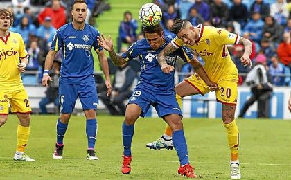 El paraguayo Tonny Sanabria jugó la temporada pasada en el Sporting de Gijón cedido por la Roma. El paraguayo Tonny Sanabria jugó la temporada pasada en el Sporting de Gijón cedido por la Roma.