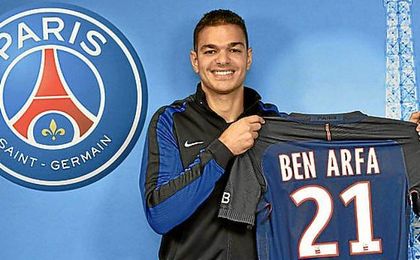 Ben Arfa, posa con su camiseta del PSG. Ben Arfa, posa con su camiseta del PSG.