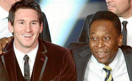 Pelé junto a Messi, en actitud amistosa, en la entrega del Balón de Oro. Pelé junto a Messi, en actitud amistosa, en la entrega del Balón de Oro.