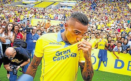 Boateng besa el escudo de su nuevo equipo. Boateng besa el escudo de su nuevo equipo.
