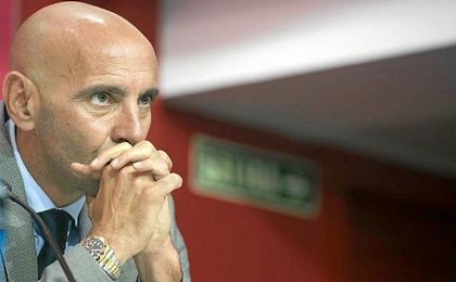 Monchi tiene bastante perfilada una plantilla a la que, eso sí, le faltan algunas salidas y retoques. Monchi tiene bastante perfilada una plantilla a la que, eso sí, le faltan algunas salidas y retoques.