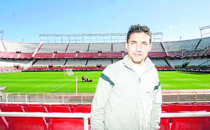 Jesús Navas posa para ESTADIO Deportivo en el ´antiguo´ Sánchez Pizjuán Jesús Navas posa para ESTADIO Deportivo en el ´antiguo´ Sánchez Pizjuán