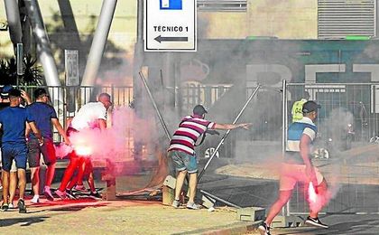 En la imagen, los disturbios previos al encuentro. En la imagen, los disturbios previos al encuentro.