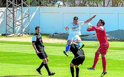 Javi Forján salta entre varios jugadores del Ceuta en un lance de un encuentro. Javi Forján salta entre varios jugadores del Ceuta en un lance de un encuentro.