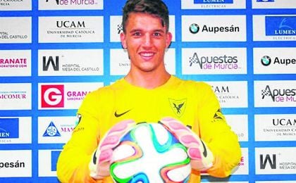 En la imagen, el meta nazareno Luisma, en su presentación como jugador del UCAM Murcia. En la imagen, el meta nazareno Luisma, en su presentación como jugador del UCAM Murcia.
