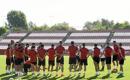 Sampaoli, durante una charla con sus jugadores. Sampaoli, durante una charla con sus jugadores.