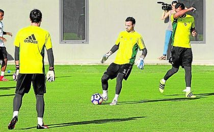 Dani Giménez, Manu Herrera y Antonio Adán son los tres porteros en nómina con los que podrá contar Gustavo Poyet para la temporada que está a punto de empezar. Dani Giménez, Manu Herrera y Antonio Adán son los tres porteros en nómina con los que podrá contar Gustavo Poyet para la temporada que está a punto de empezar.