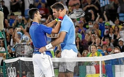 Djokovic y Del Potro se saludan tras el encuentro en Río. Djokovic y Del Potro se saludan tras el encuentro en Río.