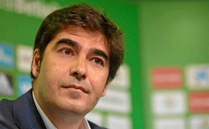 Ángel Haro, presidente del Betis, durante la presentación de Roman Zozulya. Ángel Haro, presidente del Betis, durante la presentación de Roman Zozulya.
