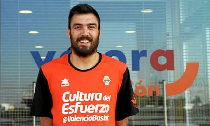 Pierre Oriola durante su presentación con Valencia Basket. Pierre Oriola durante su presentación con Valencia Basket.