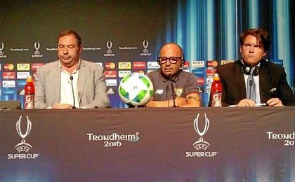 Jorge Sampaoli atendiendo a los medios de comunicación este lunes. Jorge Sampaoli atendiendo a los medios de comunicación este lunes.