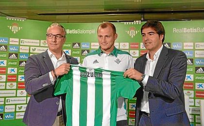 Zozulya, durante su presentación. Zozulya, durante su presentación.