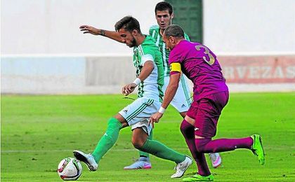 Fran Díaz conduce el esférico en un lance del Betis B-Jumilla disputado la pasada temporada. Fran Díaz conduce el esférico en un lance del Betis B-Jumilla disputado la pasada temporada.