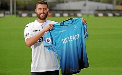 Borja Bastón, con su nueva camiseta, la del Swansea City. Borja Bastón, con su nueva camiseta, la del Swansea City.
