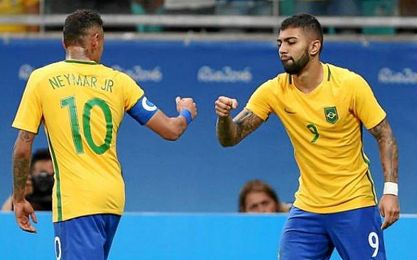Neymar se felicita con uno de los goleadores, Barbosa. Neymar se felicita con uno de los goleadores, Barbosa.