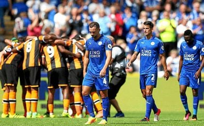 El Leicester cae por 2-1 en el KC Stadium a manos del recién ascendido Hull City. El Leicester cae por 2-1 en el KC Stadium a manos del recién ascendido Hull City.