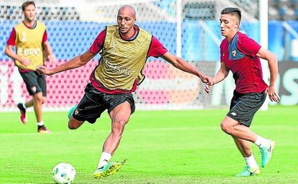 Steven N´Zonzi, durante un entrenamiento a las órdenes de Sampaoli, que le considera una pieza clave. Steven N´Zonzi, durante un entrenamiento a las órdenes de Sampaoli, que le considera una pieza clave.