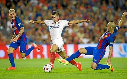 Ben Yedder gana el balón en velocidad ante Mascherano. Ben Yedder gana el balón en velocidad ante Mascherano.