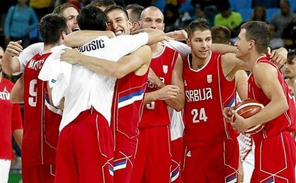 Los jugadores de Serbia se felicitan tras su victoria ante Croacia. Los jugadores de Serbia se felicitan tras su victoria ante Croacia.