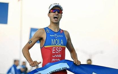 Mario Mola celebra después de una prueba. Mario Mola celebra después de una prueba.