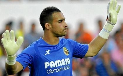 De no conseguir la vicotoria, el conjunto de Vila-real pasará a disputar la Europa League. De no conseguir la vicotoria, el conjunto de Vila-real pasará a disputar la Europa League.