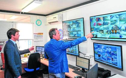 David Guevara y Juan Espadas analizan el funcionamiento de la nueva seguridad en el IMD. David Guevara y Juan Espadas analizan el funcionamiento de la nueva seguridad en el IMD.