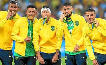 Neymar, junto a sus compañeros, con la medalla de oro. Neymar, junto a sus compañeros, con la medalla de oro.