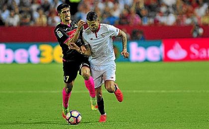 Vitolo conduce el balón en carrera ante un rival. Vitolo conduce el balón en carrera ante un rival.