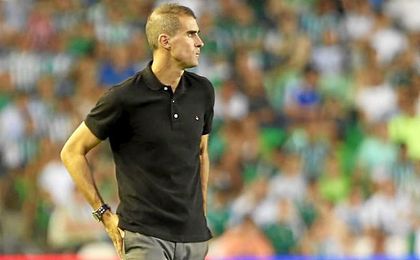 El entrenador vasco, dando instrucciones en la banda del feudo verdiblanco. El entrenador vasco, dando instrucciones en la banda del feudo verdiblanco.