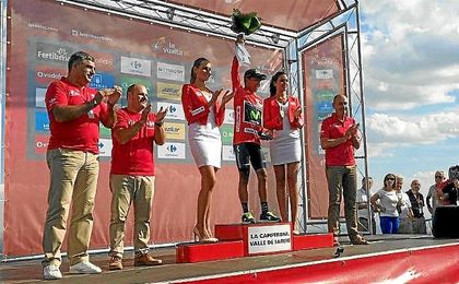 Quintana, nuevo líder de la Vuelta a España. Quintana, nuevo líder de la Vuelta a España.