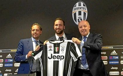 El conjunto turinés ha fichado por 90 millones al argentino Gonzalo Higuaín. El conjunto turinés ha fichado por 90 millones al argentino Gonzalo Higuaín.
