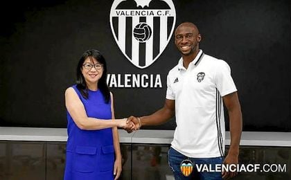 El Valencia refuerza su defensa con el francés Mangala. El Valencia refuerza su defensa con el francés Mangala.