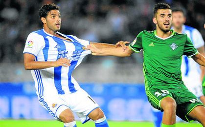 Ceballos pugna con Vela, autor del único gol del encuentro. Ceballos pugna con Vela, autor del único gol del encuentro.