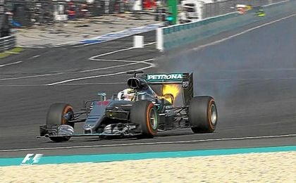 Lewis Hamilton (Mercedes) se vio obligado a abandonar por la rotura del motor cuando lideraba la prueba. Lewis Hamilton (Mercedes) se vio obligado a abandonar por la rotura del motor cuando lideraba la prueba.
