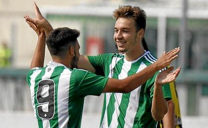 Sergio Navarro y Loren celebran el tercer tanto ante el San Roque. Sergio Navarro y Loren celebran el tercer tanto ante el San Roque.