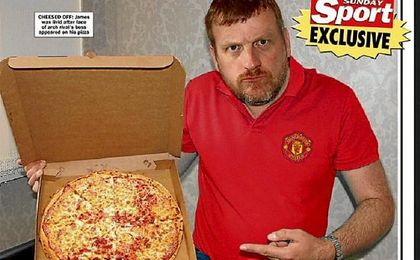 Portada del Sunday Sports con James Haggerty y la pizza de la discordia. Portada del Sunday Sports con James Haggerty y la pizza de la discordia.