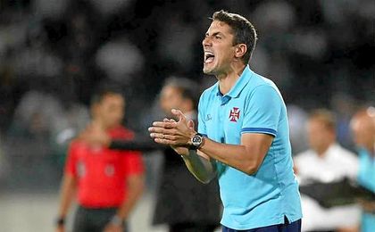 El exentrenador del Betis abandona el Belenenses portugués. El exentrenador del Betis abandona el Belenenses portugués.